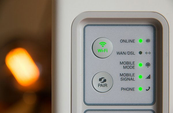 Quels sont les avantages des réseaux maillés pour une couverture Wi-Fi optimale dans une maison à plusieurs étages?